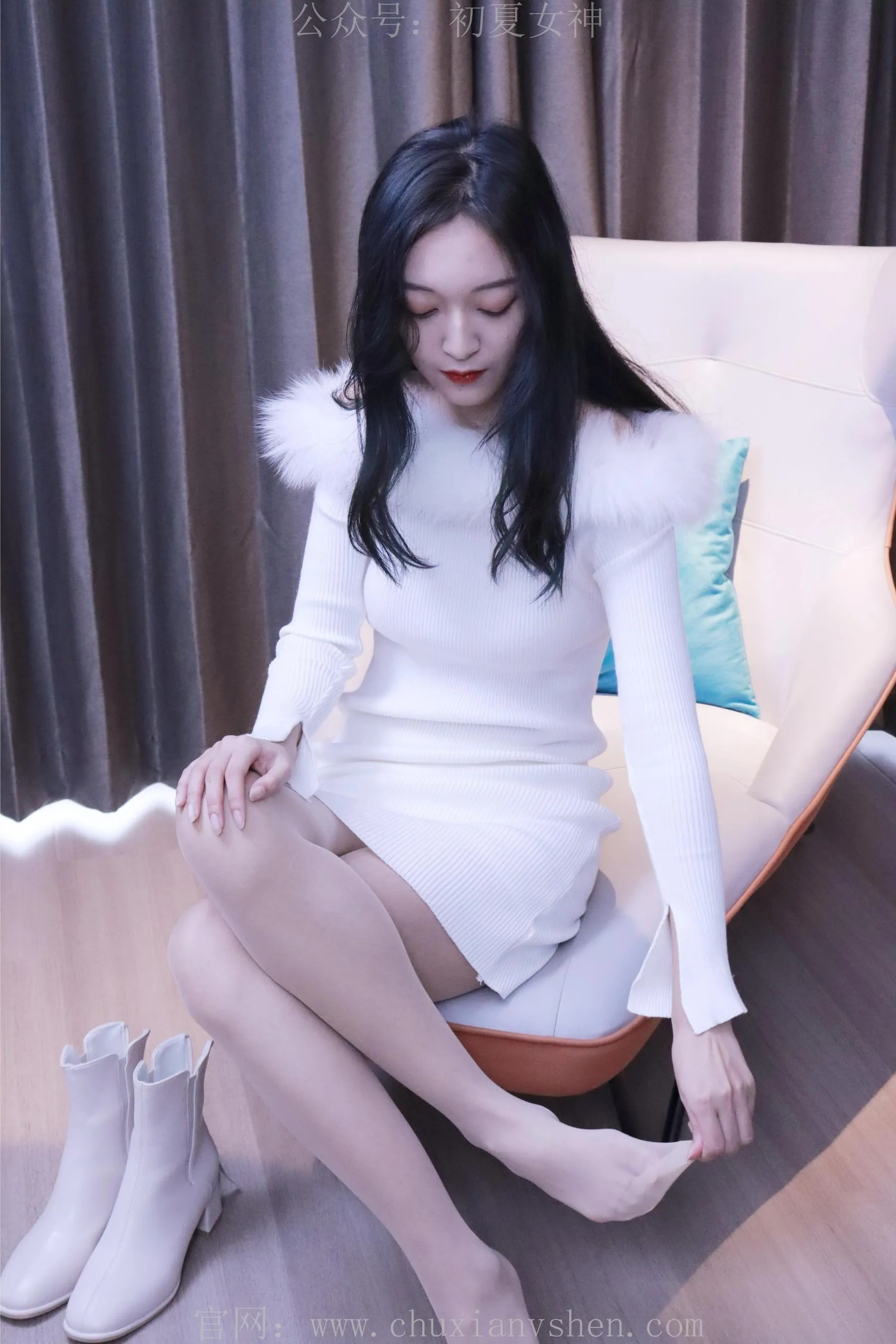 初夏女神 NO.010 依依 2022款白色毛领连衣裙搭白色短靴 [147P]插图2